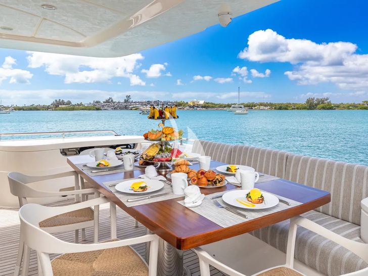 HOYA SAXA Ferretti 850 - aft deck dining set up HOYA SAXA Ferretti 850 - aft deck dining set up