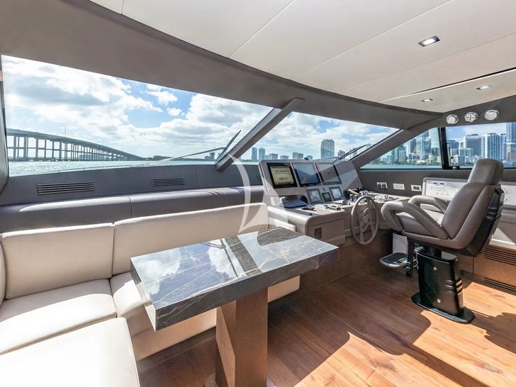 HOYA SAXA Ferretti 850 - cockpit HOYA SAXA Ferretti 850 - cockpit