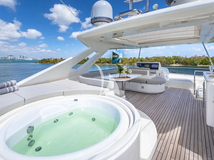 HOYA SAXA Ferretti 850 - flybridge jacuzzi HOYA SAXA Ferretti 850 - flybridge jacuzzi