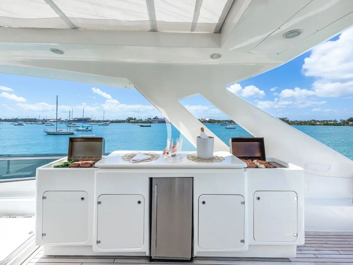 HOYA SAXA Ferretti 850 - flybridge kitchenette HOYA SAXA Ferretti 850 - flybridge kitchenette