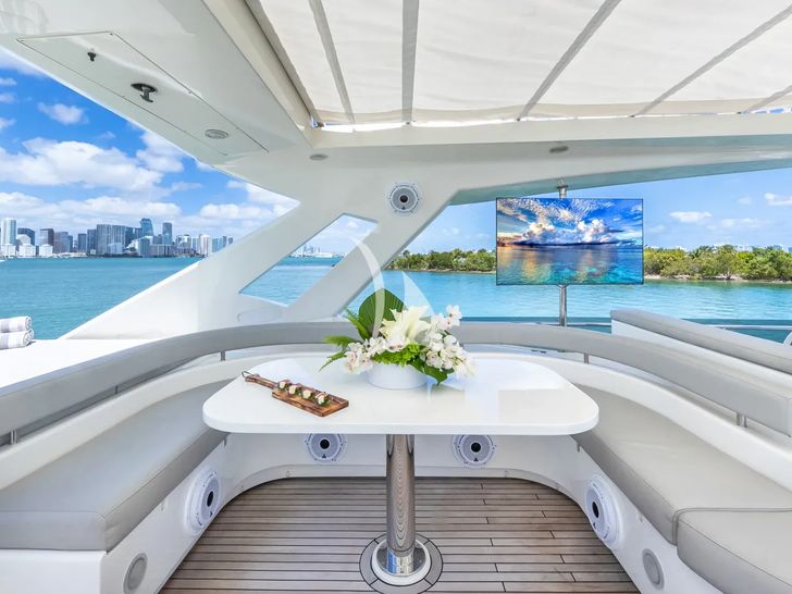 HOYA SAXA Ferretti 850 - flybridge seating and dining area HOYA SAXA Ferretti 850 - flybridge seating and dining area