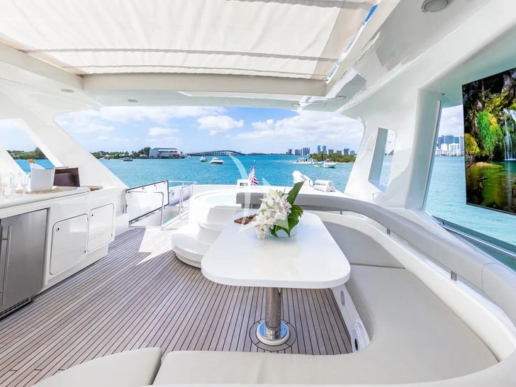 HOYA SAXA Ferretti 850 - flybridge seating with TV HOYA SAXA Ferretti 850 - flybridge seating with TV
