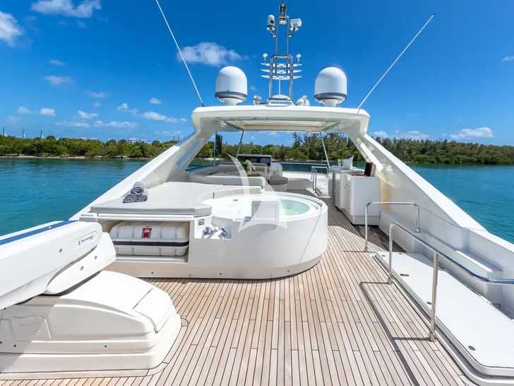 HOYA SAXA Ferretti 850 - flybridge HOYA SAXA Ferretti 850 - flybridge