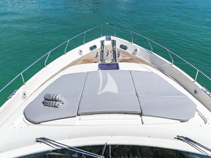 HOYA SAXA Ferretti 850 - foredeck HOYA SAXA Ferretti 850 - foredeck