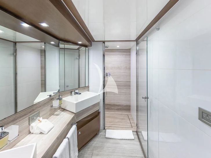HOYA SAXA Ferretti 850 - master cabin bathroom HOYA SAXA Ferretti 850 - master cabin bathroom