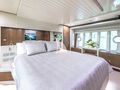 HOYA SAXA Ferretti 850 - master cabin bed HOYA SAXA Ferretti 850 - master cabin bed