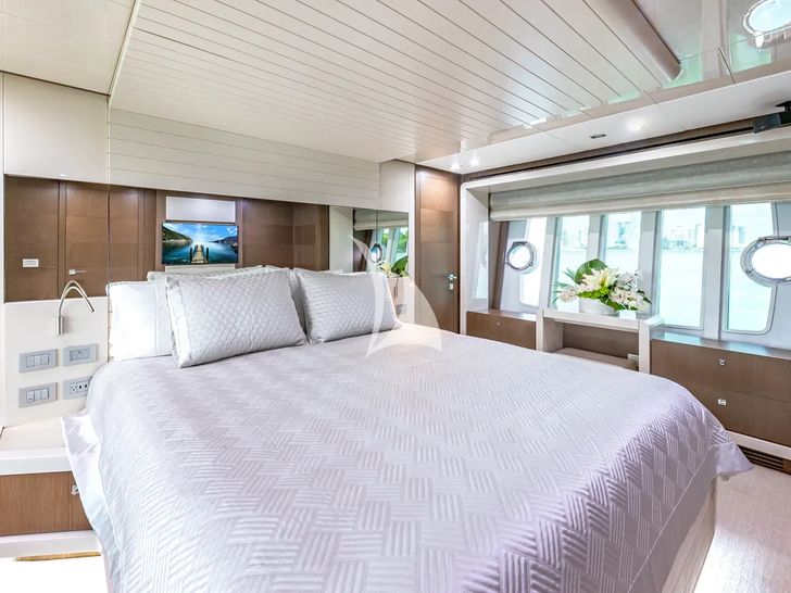 HOYA SAXA Ferretti 850 - master cabin bed HOYA SAXA Ferretti 850 - master cabin bed