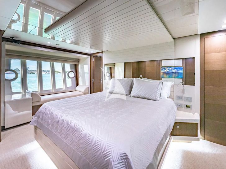 HOYA SAXA Ferretti 850 - master cabin HOYA SAXA Ferretti 850 - master cabin