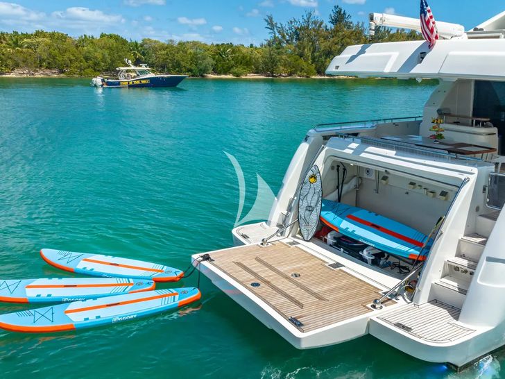 HOYA SAXA Ferretti 850 - swim platform and paddleboards HOYA SAXA Ferretti 850 - swim platform and paddleboards