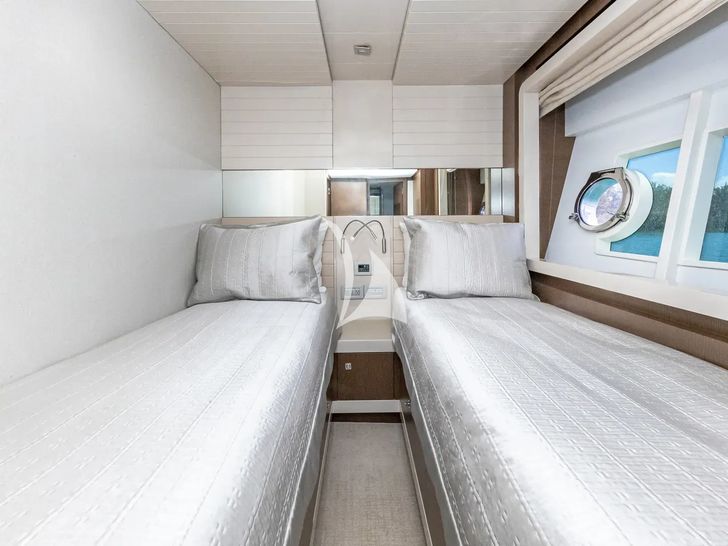 HOYA SAXA Ferretti 850 - twin cabin HOYA SAXA Ferretti 850 - twin cabin