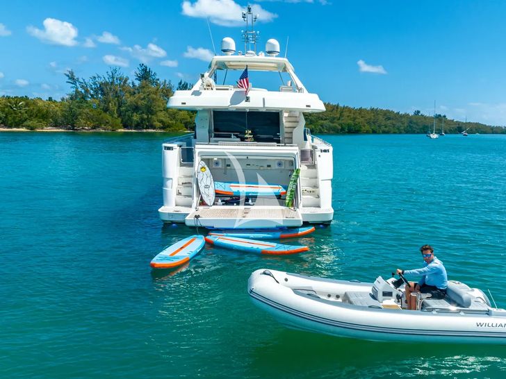 HOYA SAXA Ferretti 850 - water toys HOYA SAXA Ferretti 850 - water toys