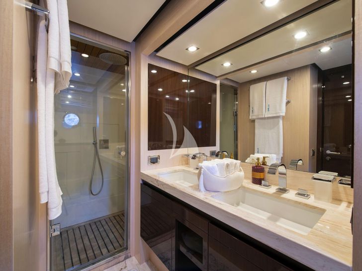 HUBO Azimut 84 master cabin bathroom
