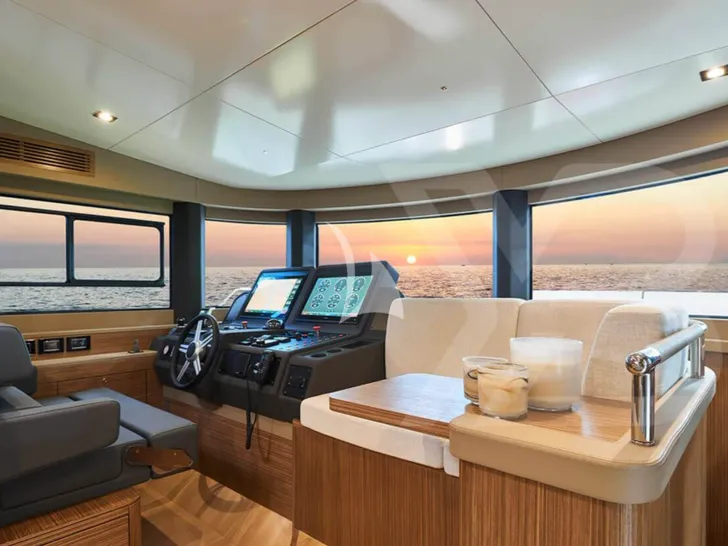 HUMILITAS II Sirena 64 - cockpit HUMILITAS II Sirena 64 - cockpit