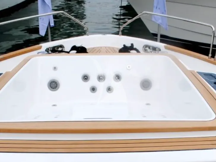 HUMILITAS II Sirena 64 - foredeck jacuzzi HUMILITAS II Sirena 64 - foredeck jacuzzi