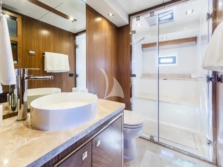 HUMILITAS II Sirena 64 - master cabin bathroom HUMILITAS II Sirena 64 - master cabin bathroom