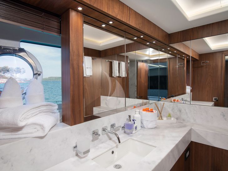 HUNKY DORY OF LONDON Sunseeker 86 - master cabin bathroom HUNKY DORY OF LONDON Sunseeker 86 - master cabin bathroom
