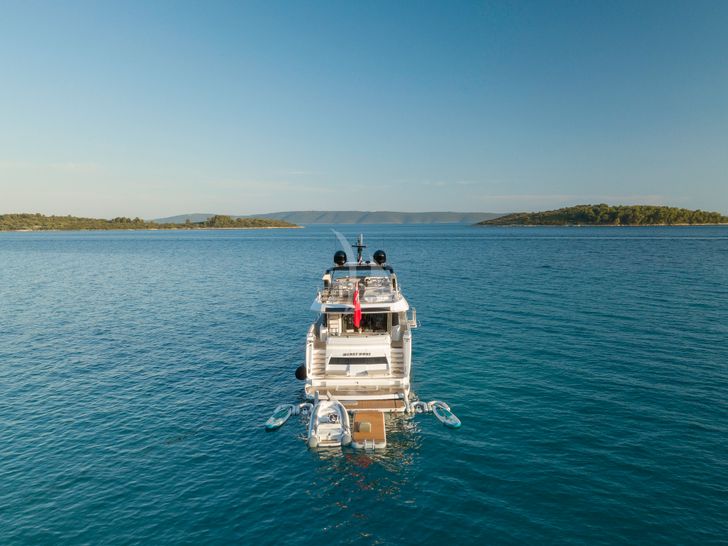 HUNKY DORY OF LONDON Sunseeker 86 - anchored aft view HUNKY DORY OF LONDON Sunseeker 86 - anchored aft view