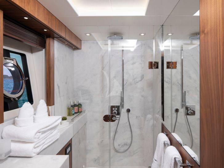 HUNKY DORY OF LONDON Sunseeker 86 - twin cabin bathroom HUNKY DORY OF LONDON Sunseeker 86 - twin cabin bathroom