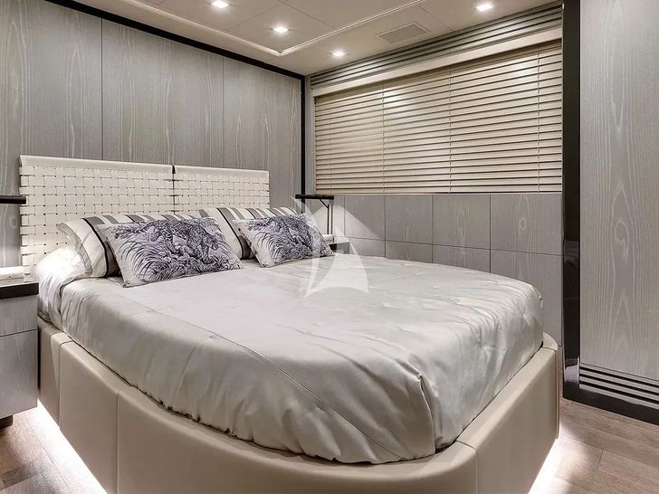 IARY Overmarine Mangusta 110 - VIP cabin IARY Overmarine Mangusta 110 - VIP cabin