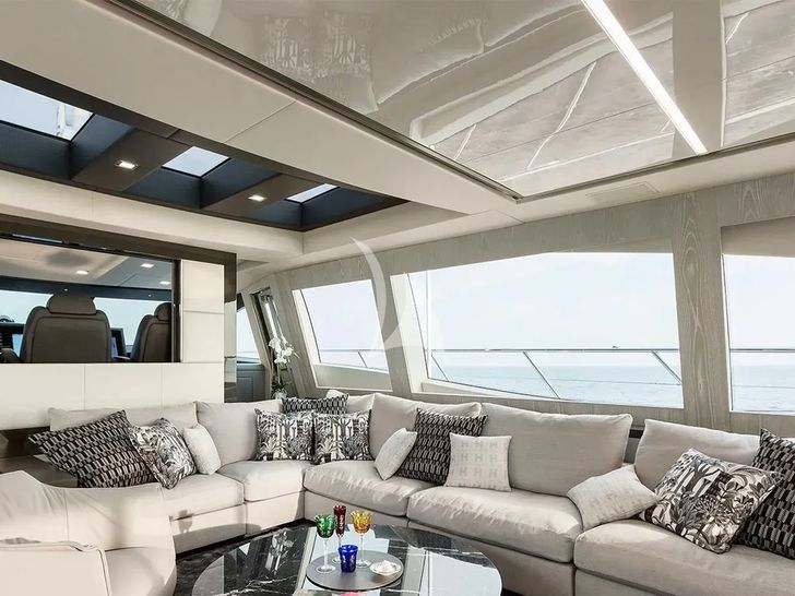 IARY Overmarine Mangusta 110 - saloon IARY Overmarine Mangusta 110 - saloon