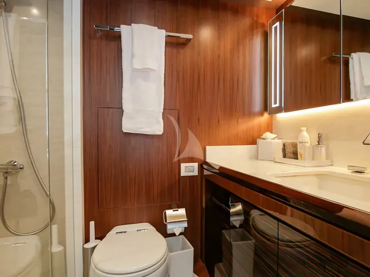 ISLAND COWBOY Ocean Alexander 37L - VIP cabin 1 bathroom ISLAND COWBOY Ocean Alexander 37L - VIP cabin 1 bathroom