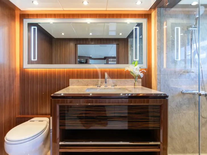 ISLAND COWBOY Ocean Alexander 37L - VIP cabin 2 bathroom ISLAND COWBOY Ocean Alexander 37L - VIP cabin 2 bathroom