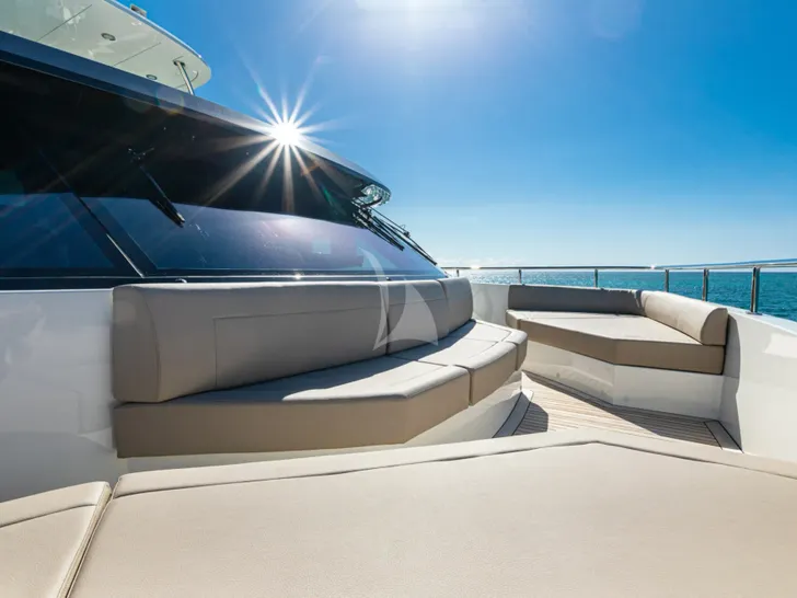 ISLAND COWBOY Ocean Alexander 37L - foredeck lounge ISLAND COWBOY Ocean Alexander 37L - foredeck lounge