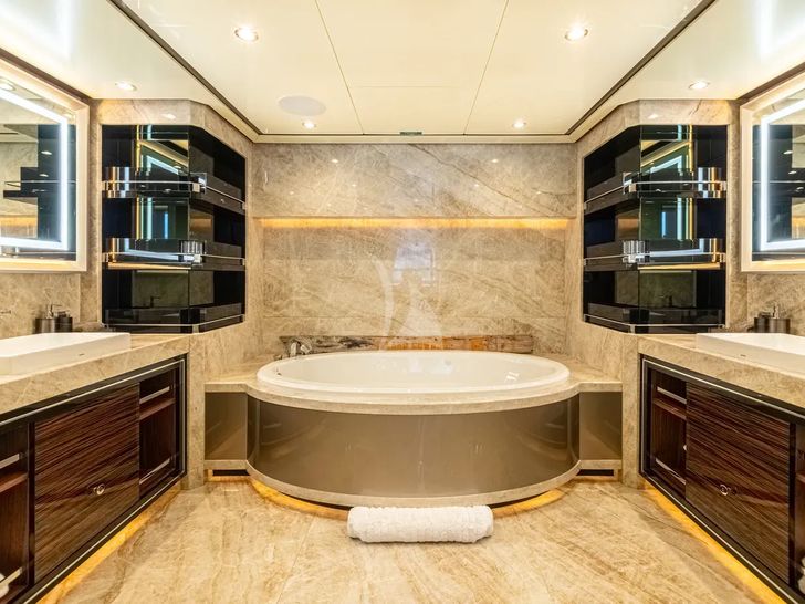 ISLAND COWBOY Ocean Alexander 37L - master cabin bathroom ISLAND COWBOY Ocean Alexander 37L - master cabin bathroom