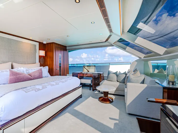 ISLAND COWBOY Ocean Alexander 37L - master cabin bed and couch ISLAND COWBOY Ocean Alexander 37L - master cabin bed and couch