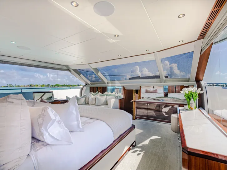 ISLAND COWBOY Ocean Alexander 37L - master cabin panoramic windows ISLAND COWBOY Ocean Alexander 37L - master cabin panoramic windows