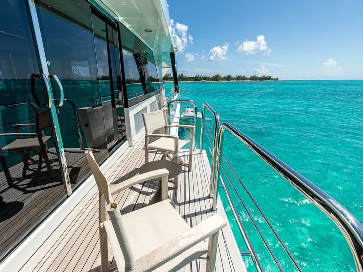 ISLAND COWBOY Ocean Alexander 37L - side balcony ISLAND COWBOY Ocean Alexander 37L - side balcony