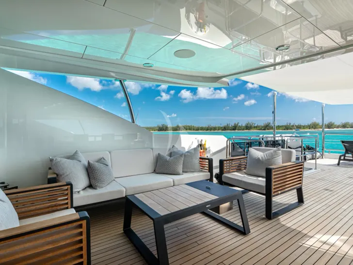 ISLAND COWBOY Ocean Alexander 37L - sky deck lounge ISLAND COWBOY Ocean Alexander 37L - sky deck lounge