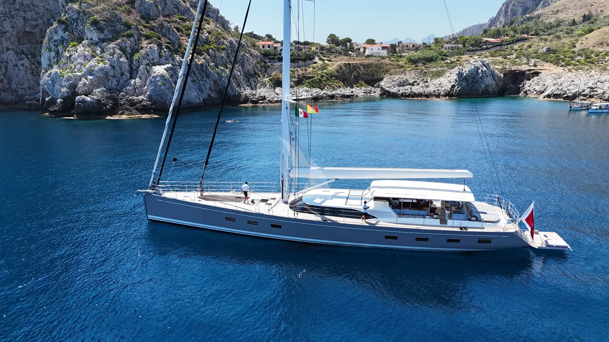 Charter Yacht IL MIO CANTO LIBERO - Nautor's Swan 105 - 4 Cabins - Moorea - Tahiti - French Polynesia