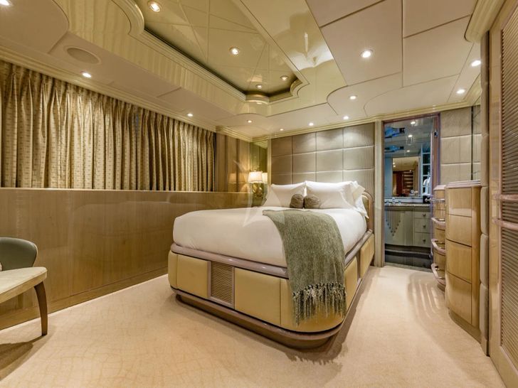 I LOVE THIS BOAT Christensen 145 - VIP cabin 1 I LOVE THIS BOAT Christensen 145 - VIP cabin 1