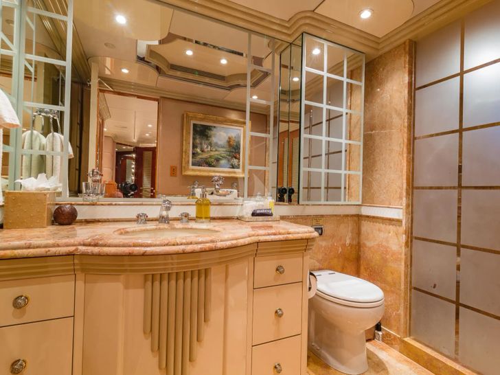 I LOVE THIS BOAT Christensen 145 - VIP cabin 2 bathroom I LOVE THIS BOAT Christensen 145 - VIP cabin 2 bathroom