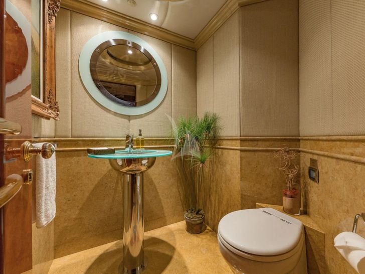 I LOVE THIS BOAT Christensen 145 - main saloon day head I LOVE THIS BOAT Christensen 145 - main saloon day head