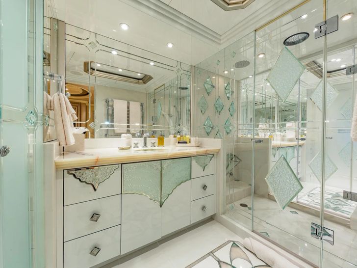 I LOVE THIS BOAT Christensen 145 - master cabin bathroom I LOVE THIS BOAT Christensen 145 - master cabin bathroom