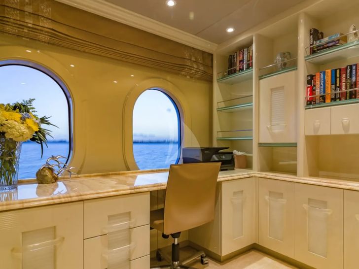 I LOVE THIS BOAT Christensen 145 - master cabin office I LOVE THIS BOAT Christensen 145 - master cabin office