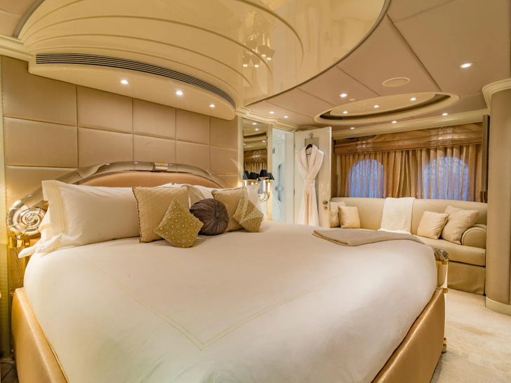 I LOVE THIS BOAT Christensen 145 - master cabin I LOVE THIS BOAT Christensen 145 - master cabin