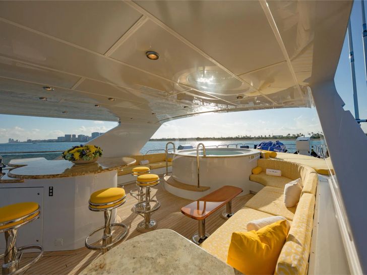 I LOVE THIS BOAT Christensen 145 - sun deck amenities I LOVE THIS BOAT Christensen 145 - sun deck amenities