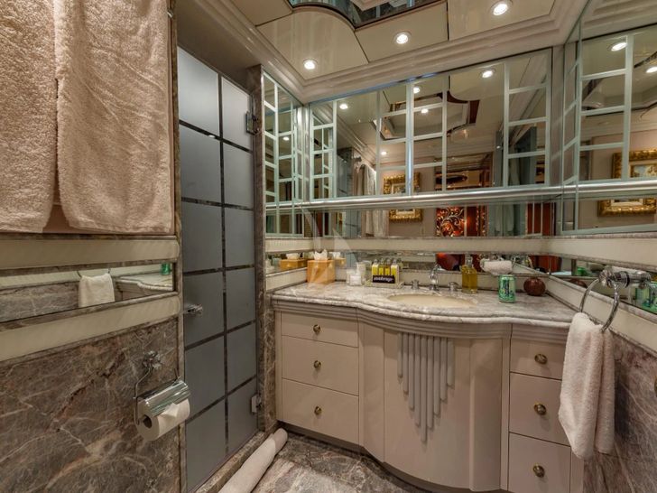 I LOVE THIS BOAT Christensen 145 - twin cabin 1 bathroom I LOVE THIS BOAT Christensen 145 - twin cabin 1 bathroom