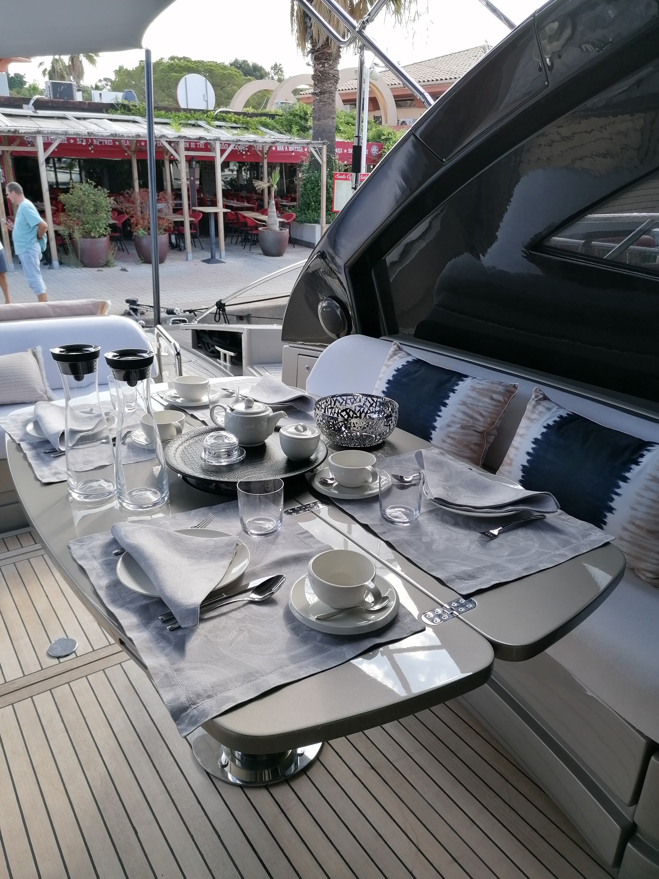 JACK III Riva 63 Vertigo - dining set up