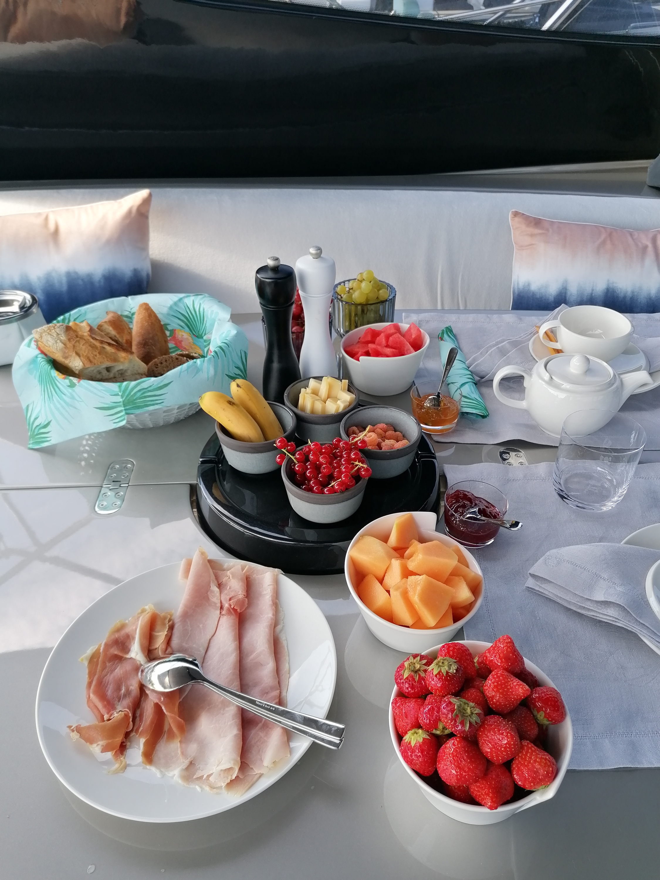 JACK III Riva 63 Vertigo - breakfast set up
