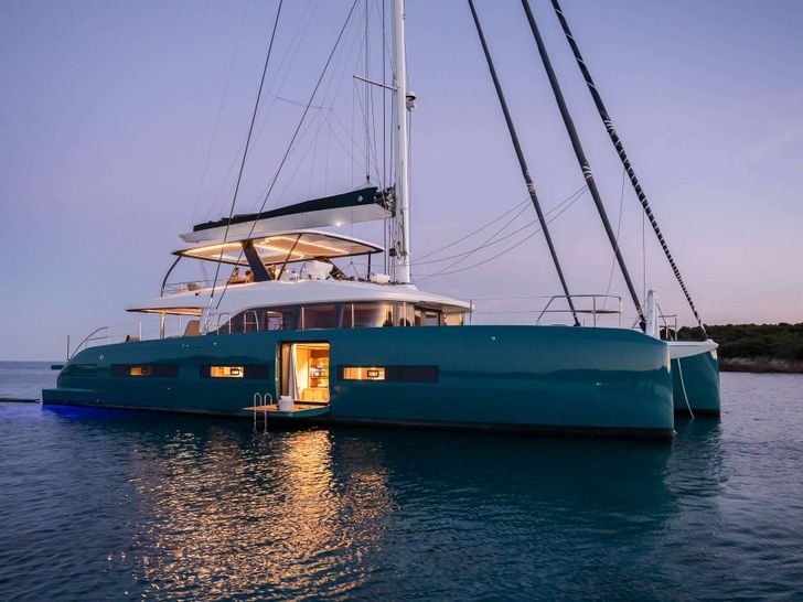 IMLADRIS Lagoon Eighty 2 - anchored at night IMLADRIS Lagoon Eighty 2 - anchored at night