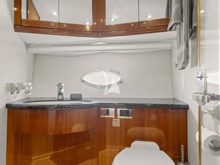 IMPERIUM Sunseeker Predator 68 - cabin 2 bathroom IMPERIUM Sunseeker Predator 68 - cabin 2 bathroom