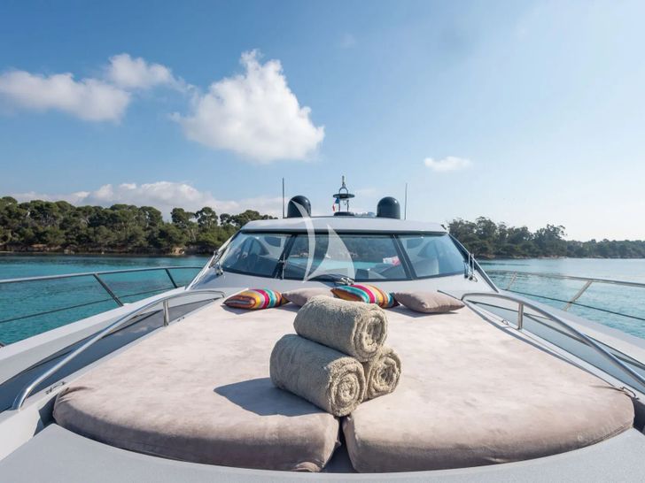 IMPERIUM Sunseeker Predator 68 - foredeck bronzing area IMPERIUM Sunseeker Predator 68 - foredeck bronzing area