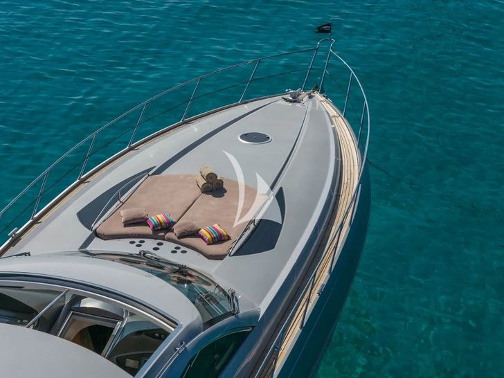 IMPERIUM Sunseeker Predator 68 - foredeck IMPERIUM Sunseeker Predator 68 - foredeck