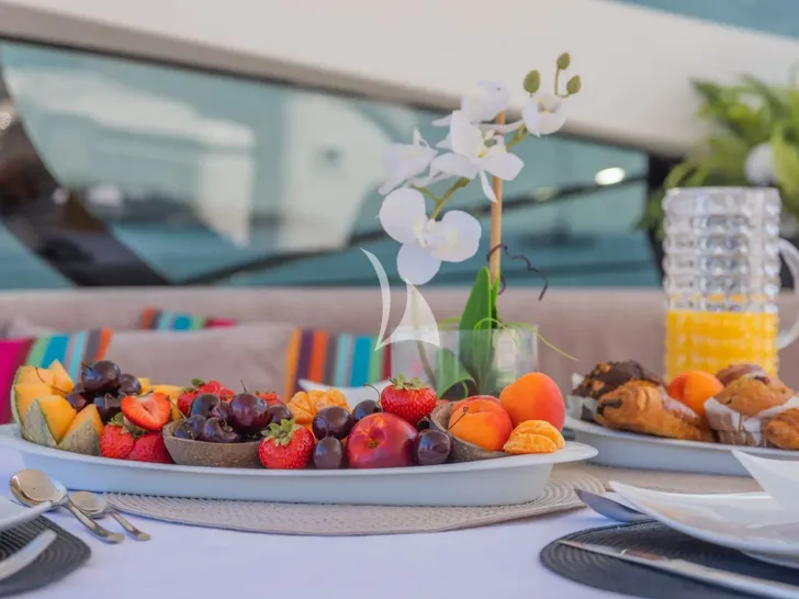 IMPERIUM Sunseeker Predator 68 - fruit platter IMPERIUM Sunseeker Predator 68 - fruit platter