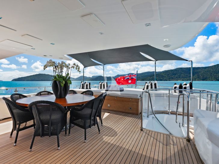 IMPULSIVE Mondomarine 40m - flybridge dining area IMPULSIVE Mondomarine 40m - flybridge dining area
