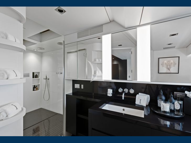 IMPULSIVE Mondomarine 40m master cabin bathroom